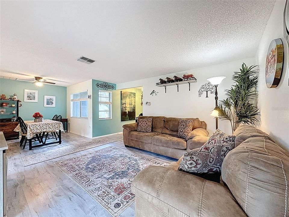 На продажу: $149,000 (2 спален, 2 ванн, 1070 Квадратных фут)