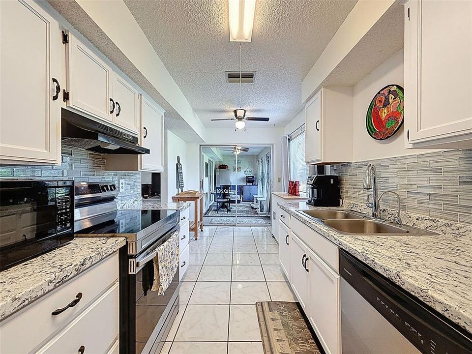 На продажу: $149,000 (2 спален, 2 ванн, 1070 Квадратных фут)