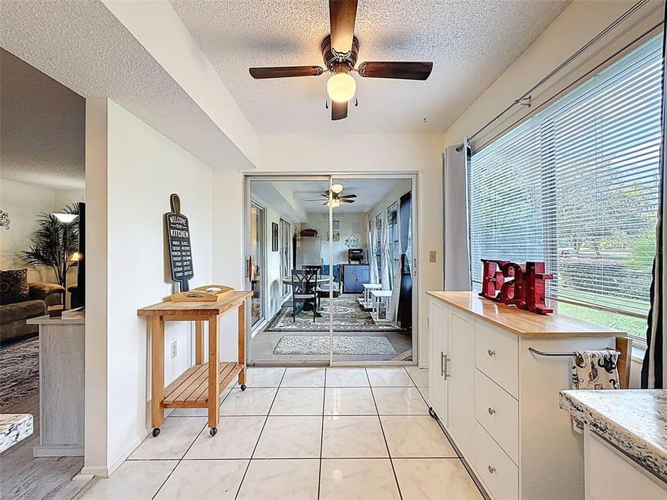 На продажу: $149,000 (2 спален, 2 ванн, 1070 Квадратных фут)