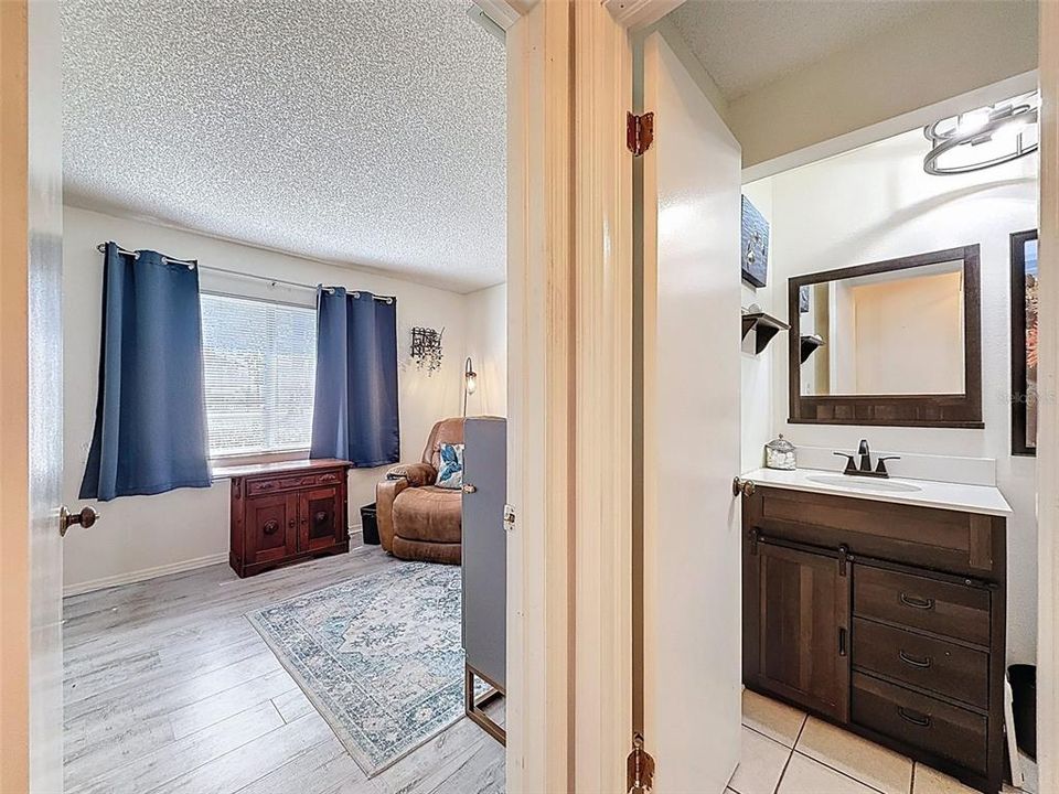 На продажу: $149,000 (2 спален, 2 ванн, 1070 Квадратных фут)