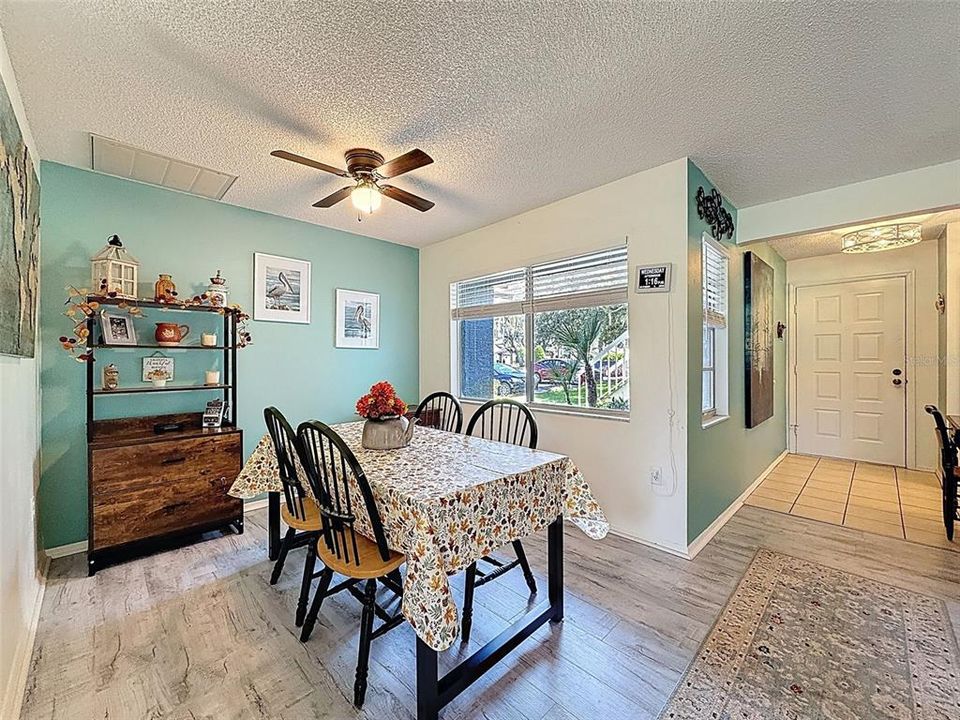 На продажу: $149,000 (2 спален, 2 ванн, 1070 Квадратных фут)