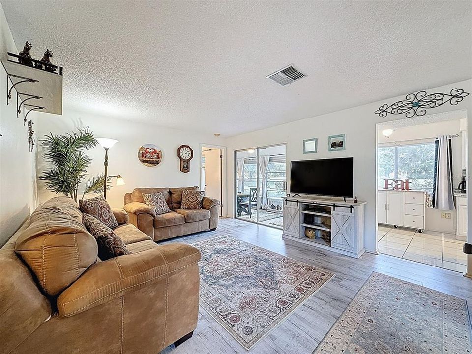 На продажу: $149,000 (2 спален, 2 ванн, 1070 Квадратных фут)