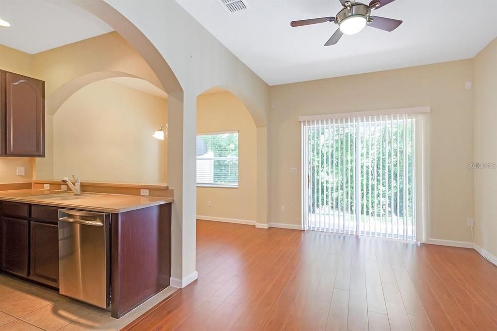 待售: $295,000 (2 贝兹, 2 浴室, 1390 平方英尺)