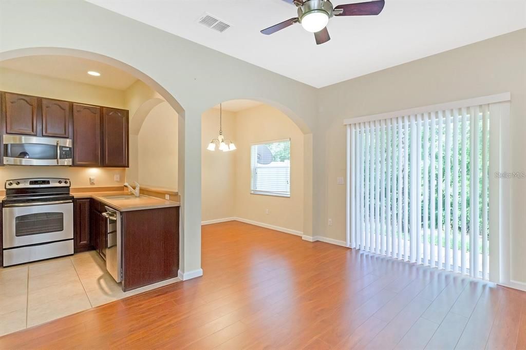 待售: $295,000 (2 贝兹, 2 浴室, 1390 平方英尺)