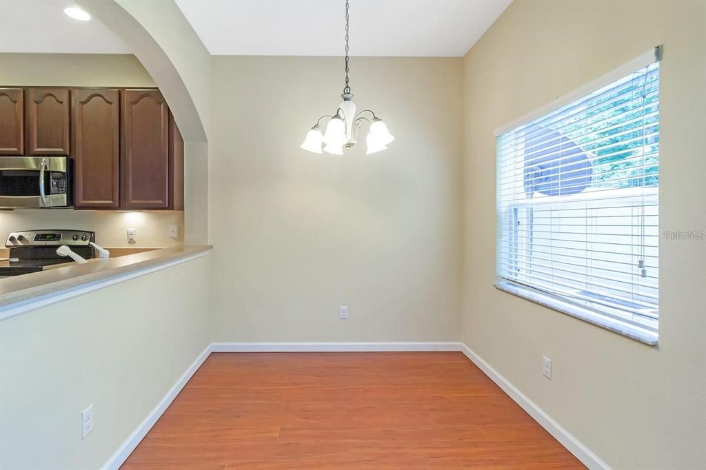 待售: $295,000 (2 贝兹, 2 浴室, 1390 平方英尺)