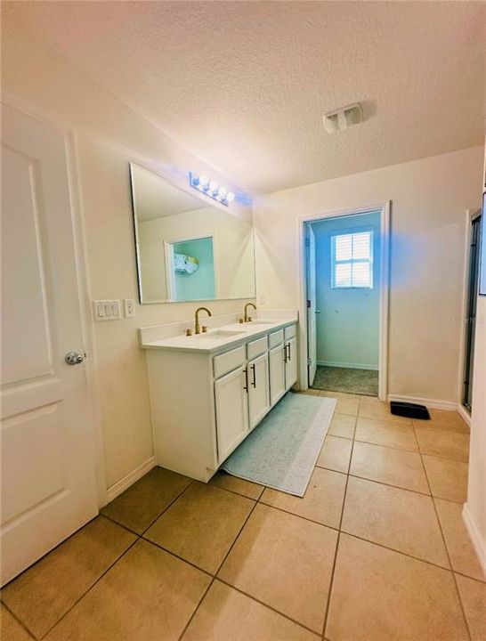 En Venta: $425,000 (5 camas, 3 baños, 2696 Pies cuadrados)