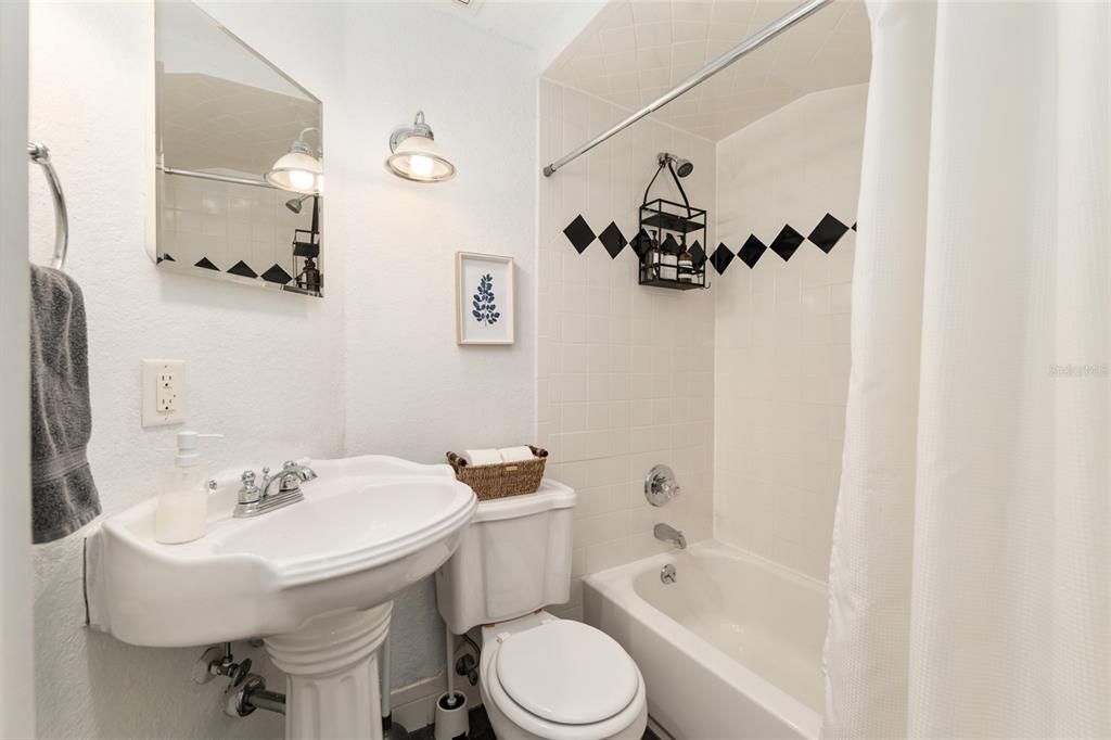 Active With Contract: $500,000 (4 beds, 3 baths, 2046 Square Feet)