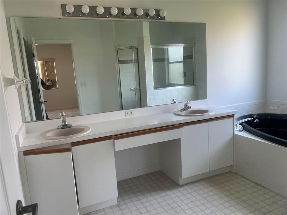 For Rent: $3,200 (5 beds, 2 baths, 3008 Square Feet)