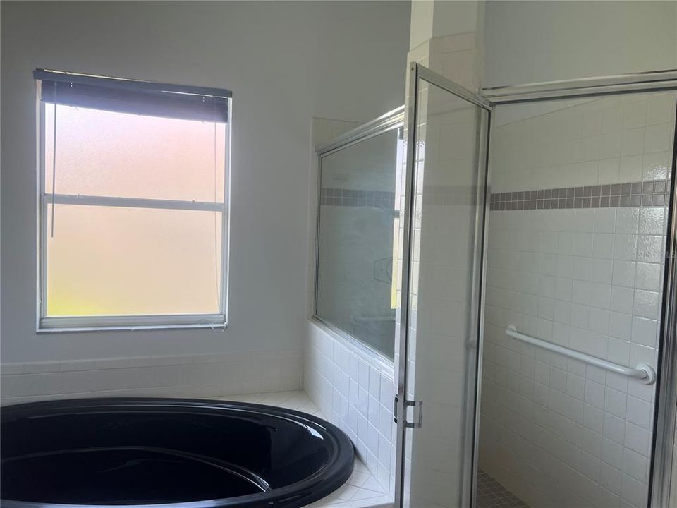 For Rent: $3,200 (5 beds, 2 baths, 3008 Square Feet)