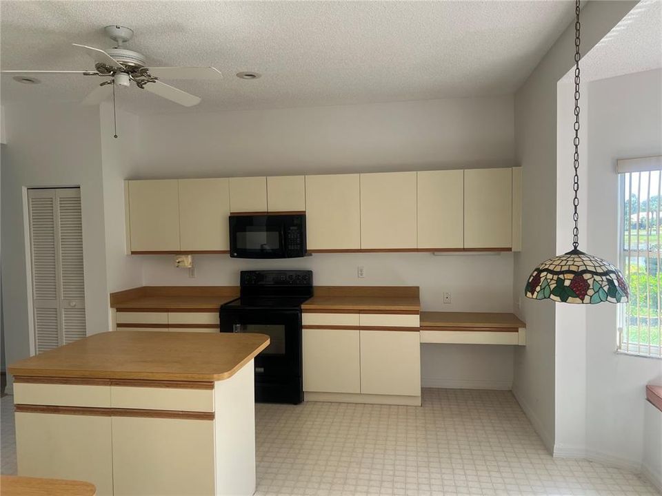 For Rent: $3,200 (5 beds, 2 baths, 3008 Square Feet)