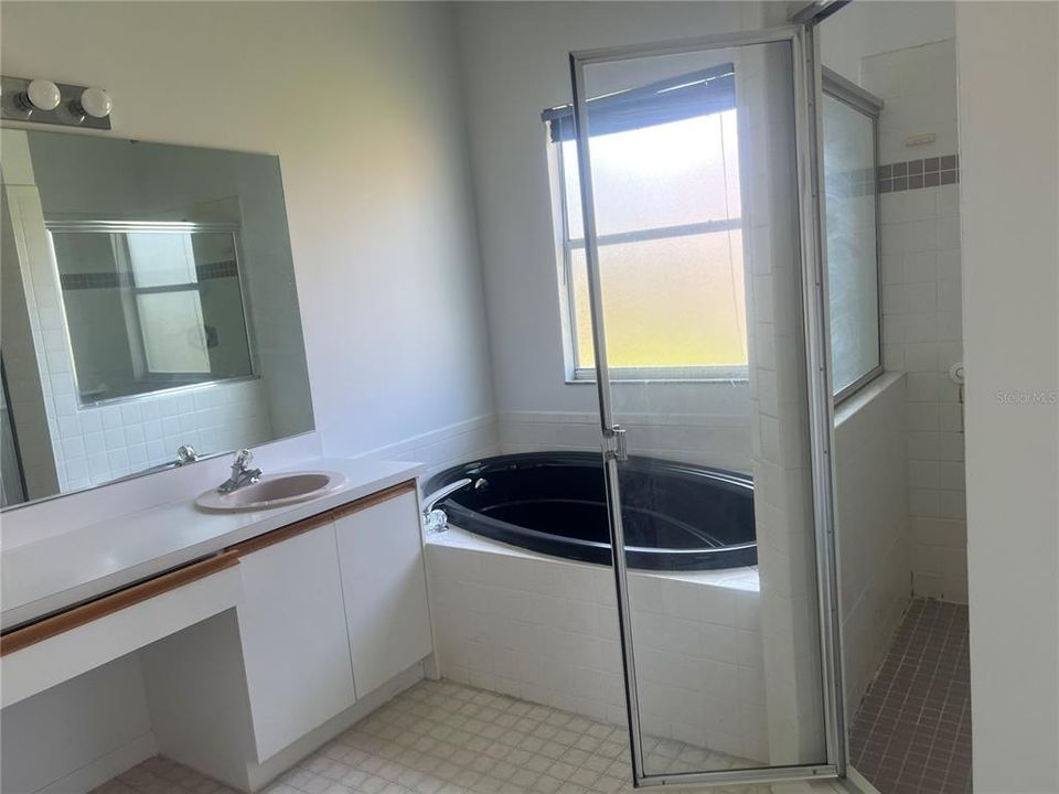 For Rent: $3,200 (5 beds, 2 baths, 3008 Square Feet)