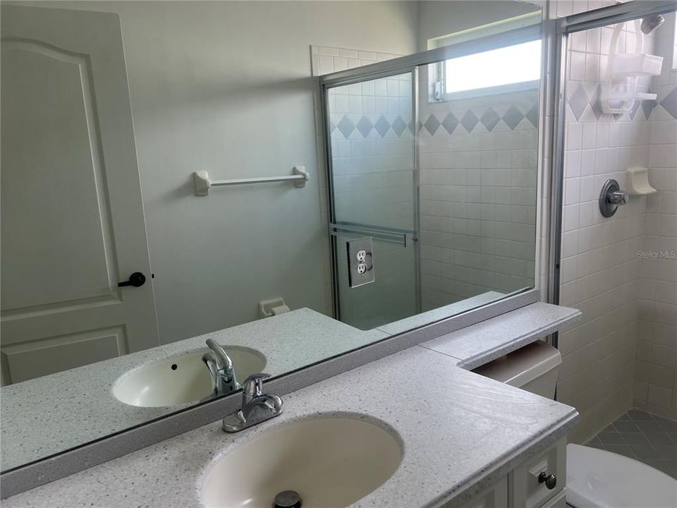 For Rent: $3,200 (5 beds, 2 baths, 3008 Square Feet)