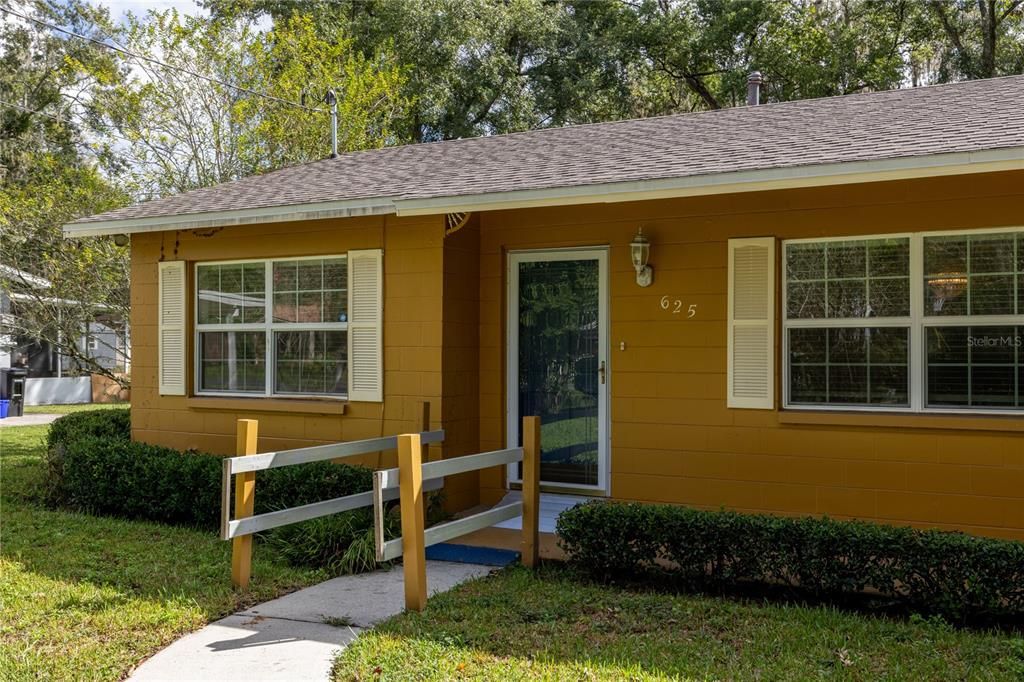 合同活跃: $230,000 (3 贝兹, 2 浴室, 1644 平方英尺)