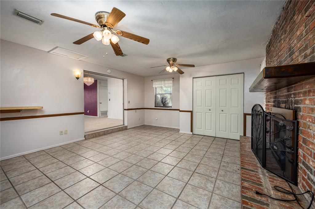 合同活跃: $230,000 (3 贝兹, 2 浴室, 1644 平方英尺)