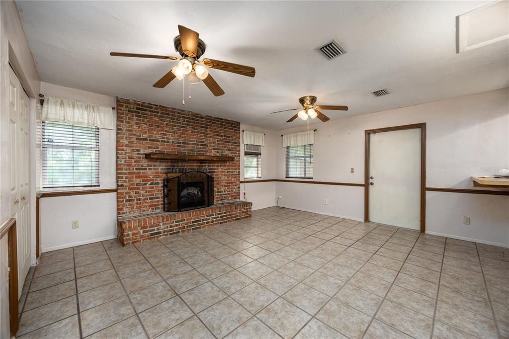 合同活跃: $230,000 (3 贝兹, 2 浴室, 1644 平方英尺)