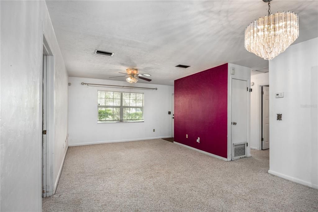 合同活跃: $230,000 (3 贝兹, 2 浴室, 1644 平方英尺)