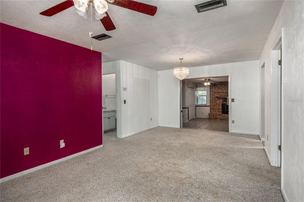 合同活跃: $230,000 (3 贝兹, 2 浴室, 1644 平方英尺)