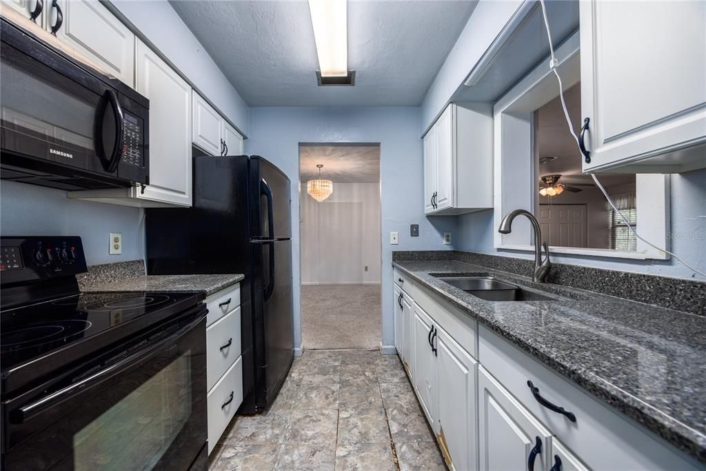 合同活跃: $230,000 (3 贝兹, 2 浴室, 1644 平方英尺)