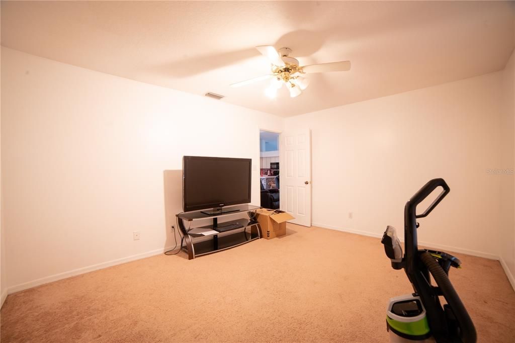 En Venta: $399,000 (3 camas, 2 baños, 2427 Pies cuadrados)