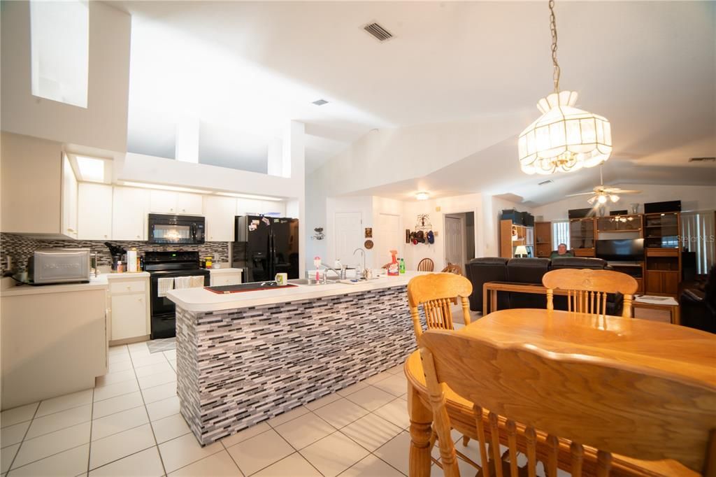 En Venta: $399,000 (3 camas, 2 baños, 2427 Pies cuadrados)