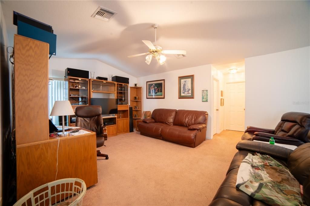 En Venta: $399,000 (3 camas, 2 baños, 2427 Pies cuadrados)