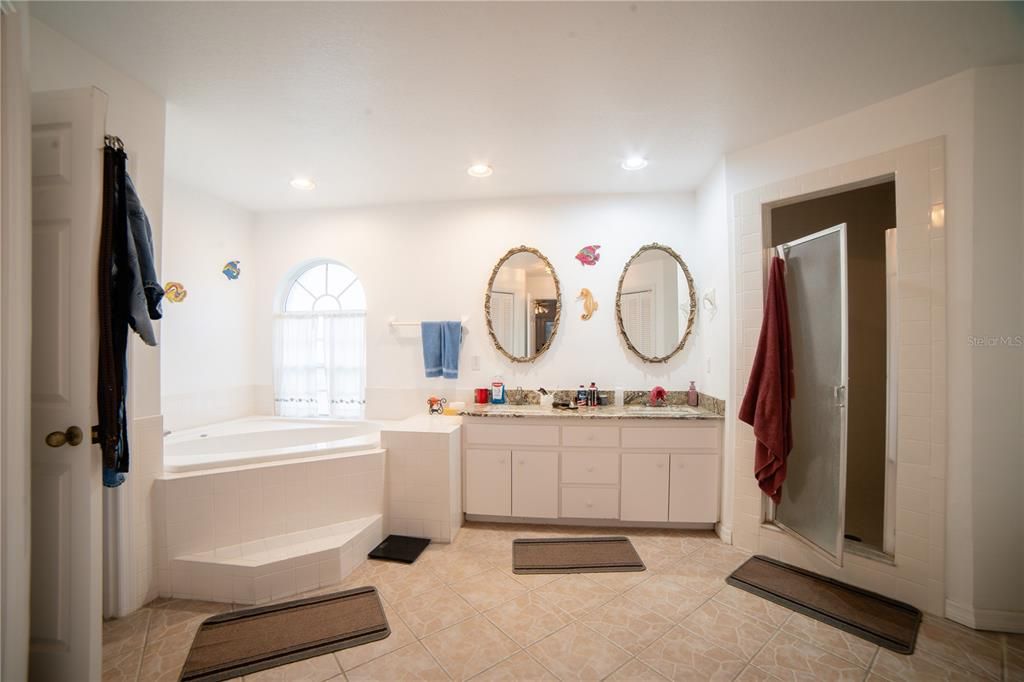 En Venta: $399,000 (3 camas, 2 baños, 2427 Pies cuadrados)