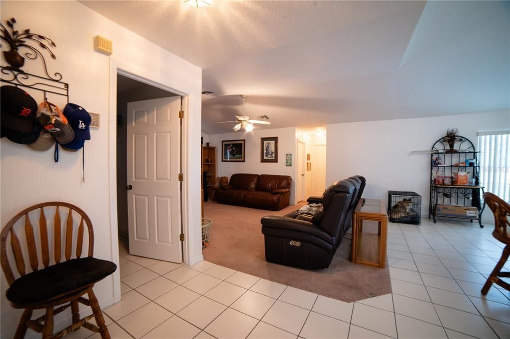 En Venta: $399,000 (3 camas, 2 baños, 2427 Pies cuadrados)