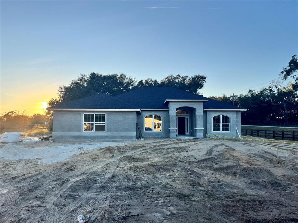 Под контрактом: $398,550 (4 спален, 2 ванн, 2330 Квадратных фут)