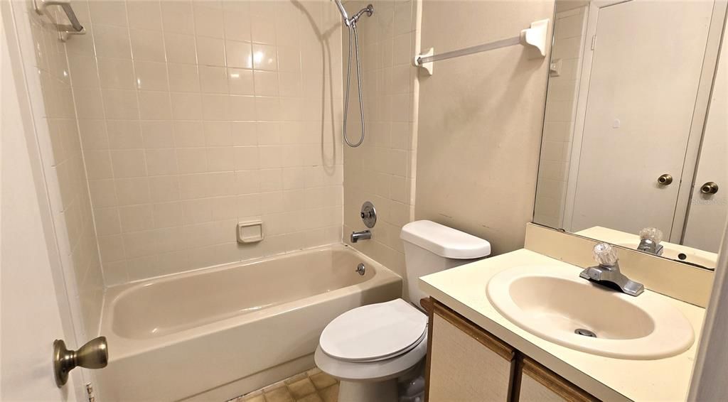 For Sale: $223,900 (2 beds, 2 baths, 962 Square Feet)