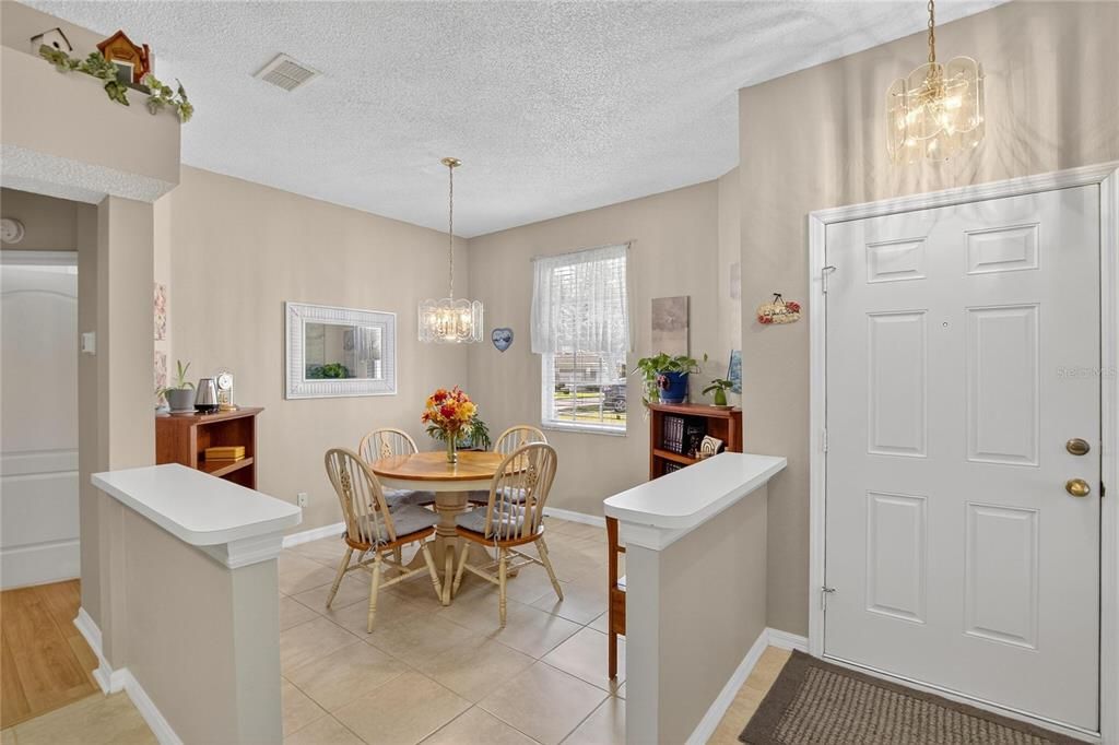 合同活跃: $215,000 (2 贝兹, 2 浴室, 1236 平方英尺)