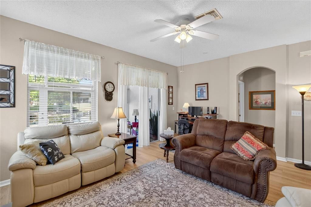 合同活跃: $215,000 (2 贝兹, 2 浴室, 1236 平方英尺)