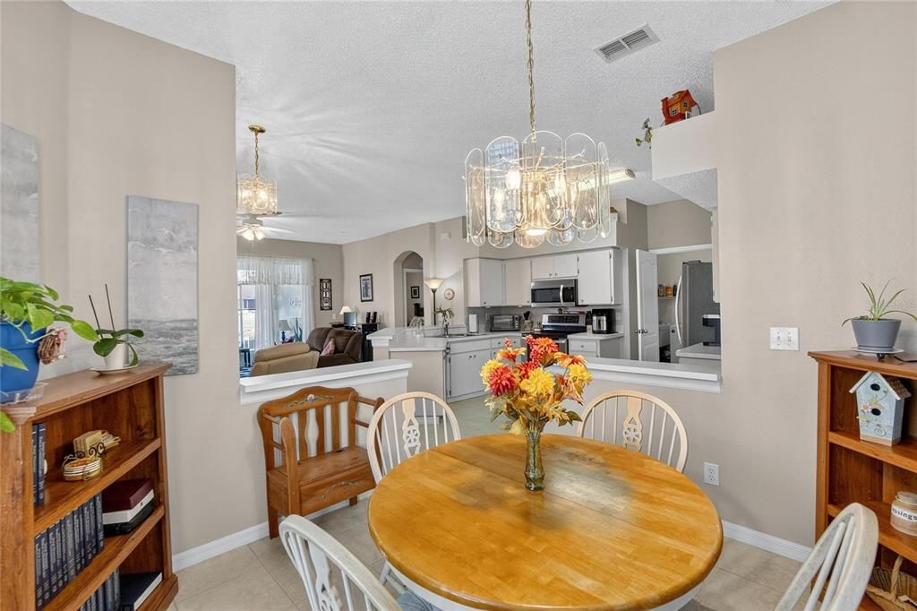 合同活跃: $215,000 (2 贝兹, 2 浴室, 1236 平方英尺)