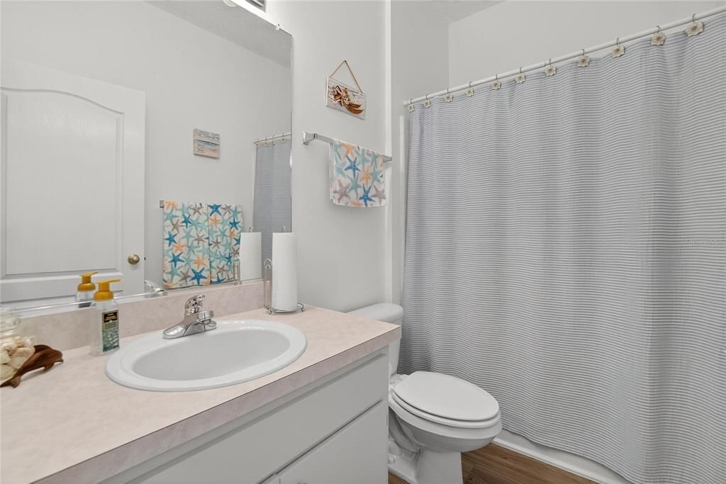 合同活跃: $215,000 (2 贝兹, 2 浴室, 1236 平方英尺)