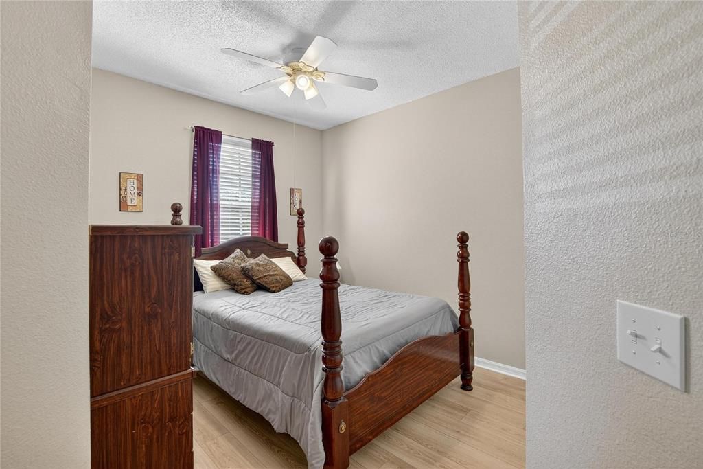 合同活跃: $215,000 (2 贝兹, 2 浴室, 1236 平方英尺)