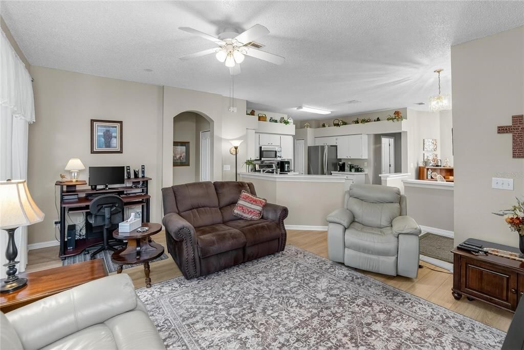 合同活跃: $215,000 (2 贝兹, 2 浴室, 1236 平方英尺)