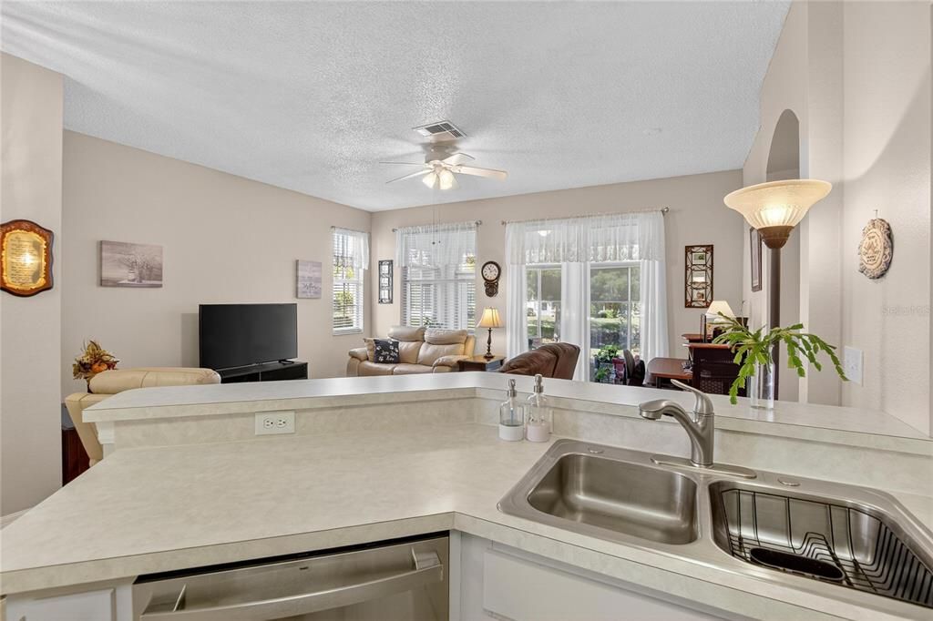 合同活跃: $215,000 (2 贝兹, 2 浴室, 1236 平方英尺)