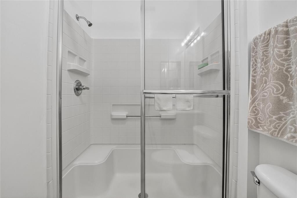 合同活跃: $215,000 (2 贝兹, 2 浴室, 1236 平方英尺)