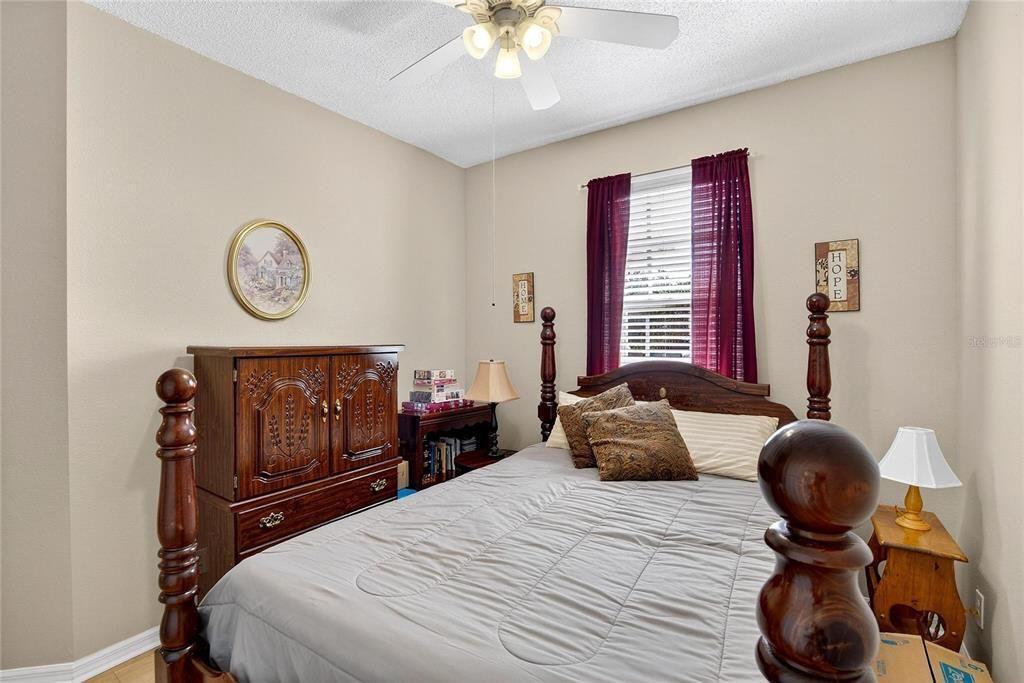 合同活跃: $215,000 (2 贝兹, 2 浴室, 1236 平方英尺)