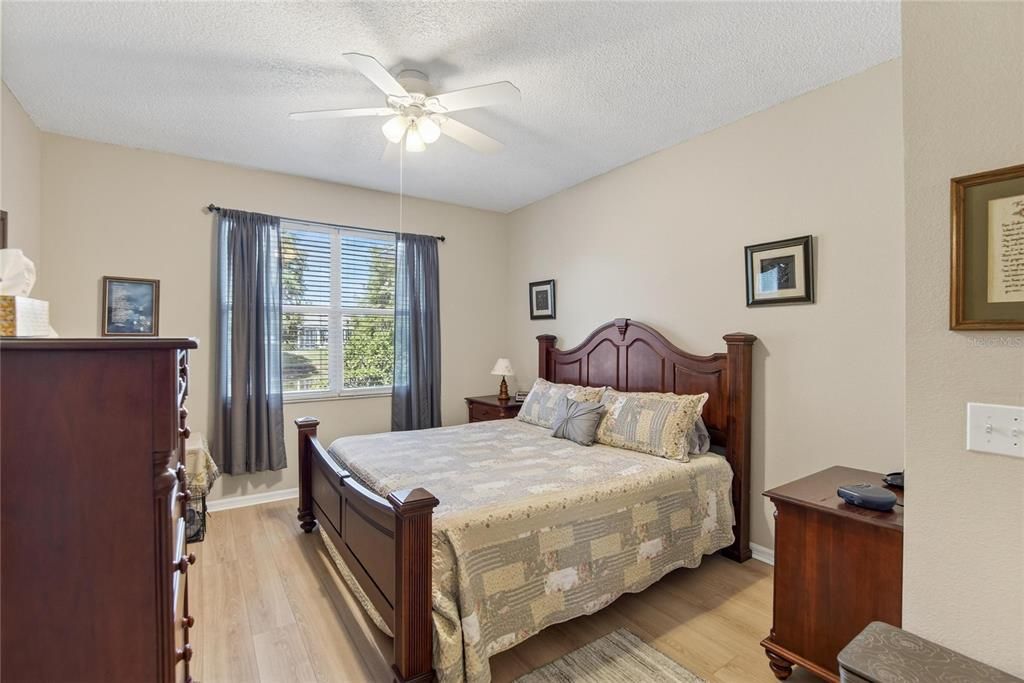 合同活跃: $215,000 (2 贝兹, 2 浴室, 1236 平方英尺)