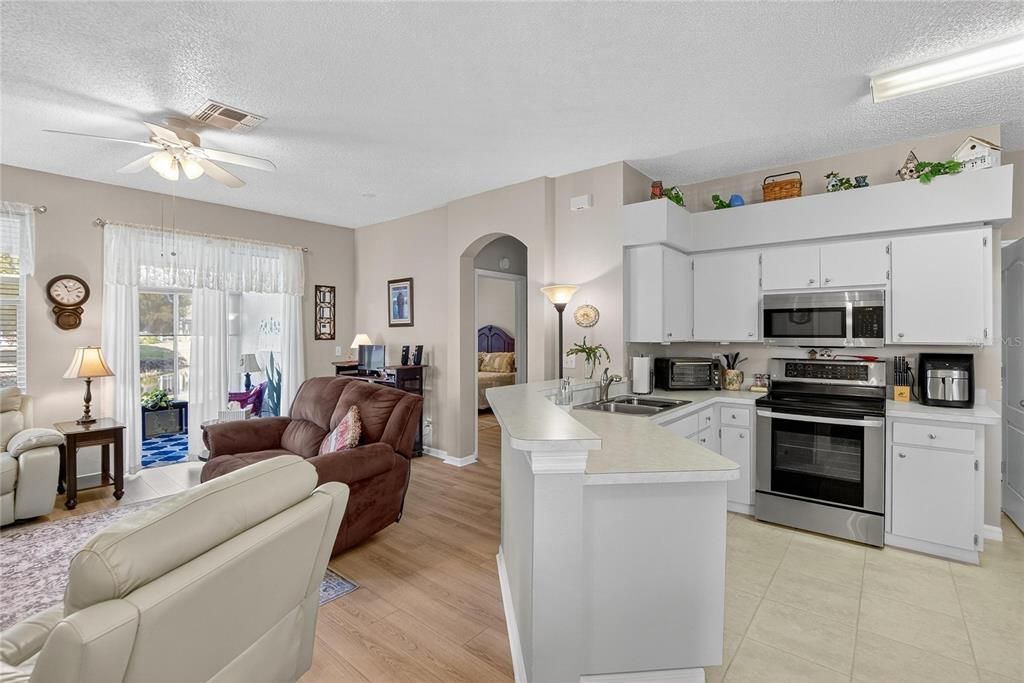 合同活跃: $215,000 (2 贝兹, 2 浴室, 1236 平方英尺)