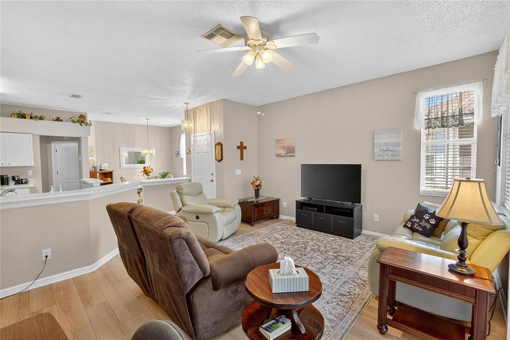 合同活跃: $215,000 (2 贝兹, 2 浴室, 1236 平方英尺)