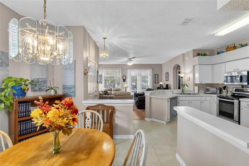 合同活跃: $215,000 (2 贝兹, 2 浴室, 1236 平方英尺)