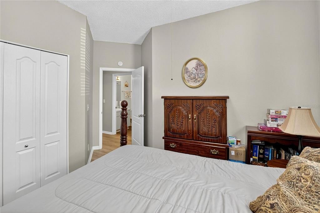 合同活跃: $215,000 (2 贝兹, 2 浴室, 1236 平方英尺)