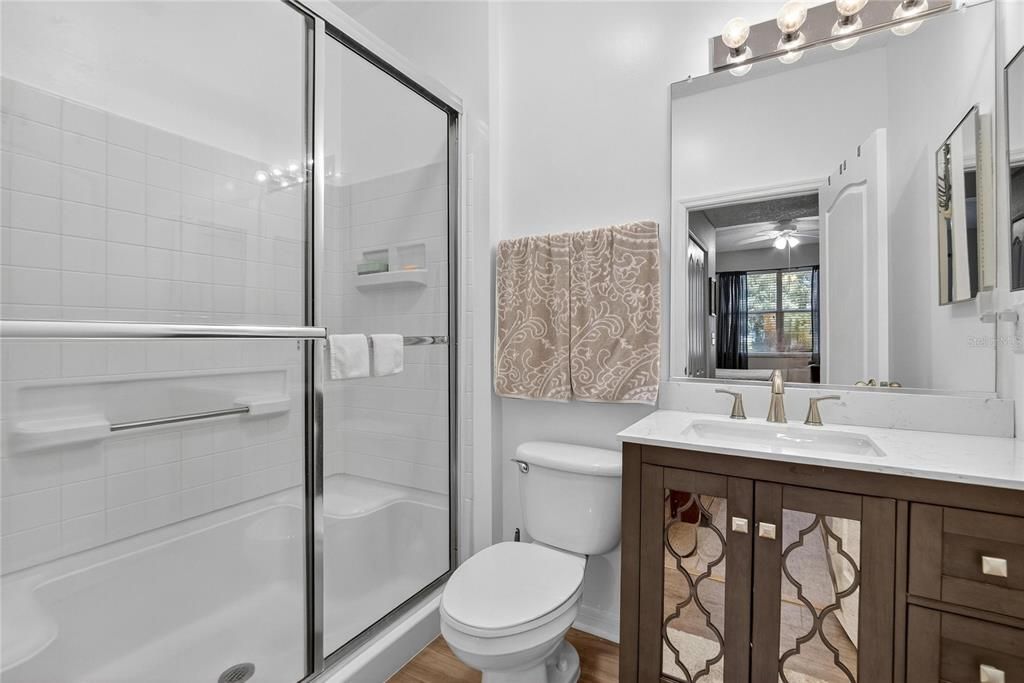 合同活跃: $215,000 (2 贝兹, 2 浴室, 1236 平方英尺)