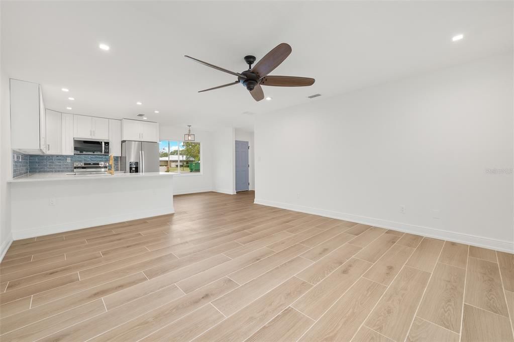 На продажу: $255,000 (2 спален, 2 ванн, 1584 Квадратных фут)