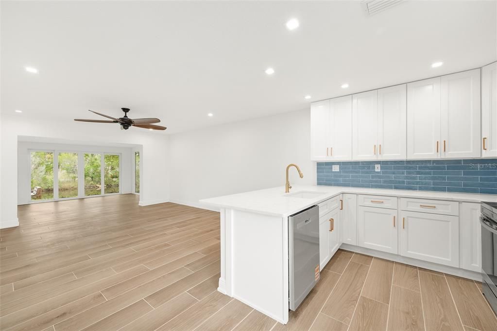 На продажу: $255,000 (2 спален, 2 ванн, 1584 Квадратных фут)