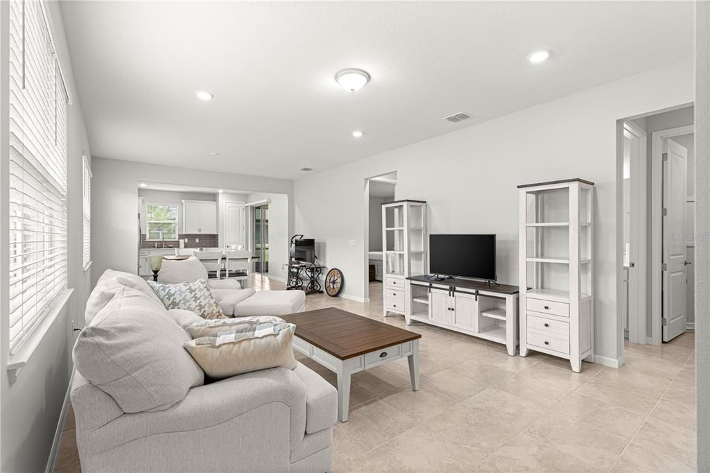 Active With Contract: $290,000 (3 beds, 2 baths, 1469 Square Feet)