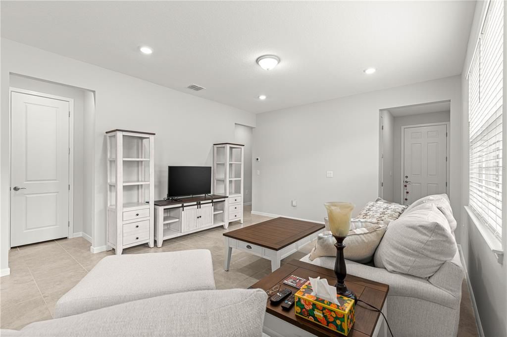 Active With Contract: $290,000 (3 beds, 2 baths, 1469 Square Feet)