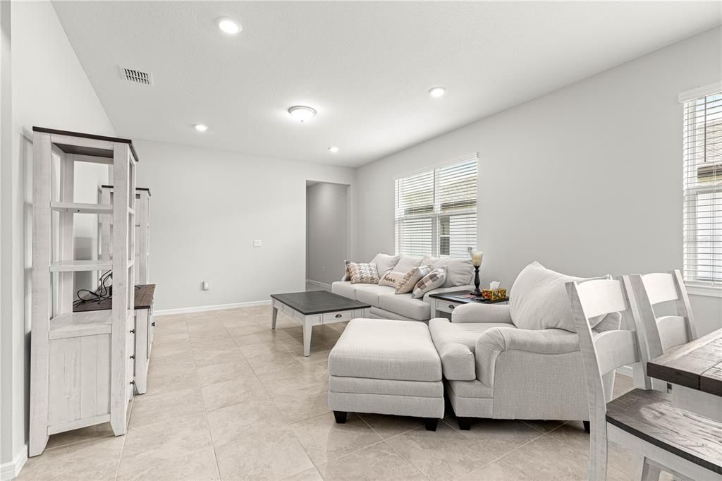 Active With Contract: $290,000 (3 beds, 2 baths, 1469 Square Feet)