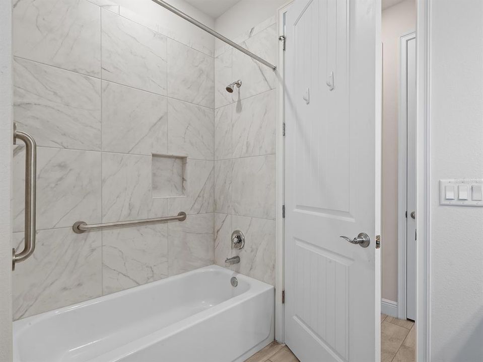 Под контрактом: $369,000 (3 спален, 2 ванн, 2031 Квадратных фут)